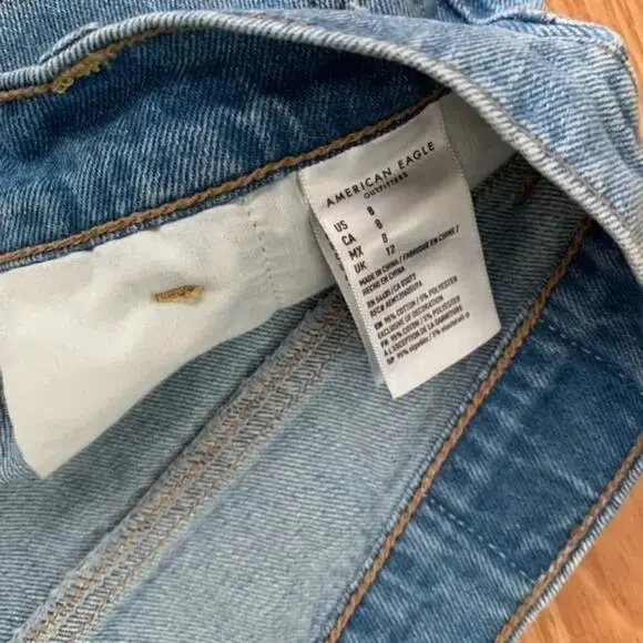 American Eagle Mom Denim Jean Shorts Medium Wash Size 8 Pleated Classic 90's - Picture 3 of 8